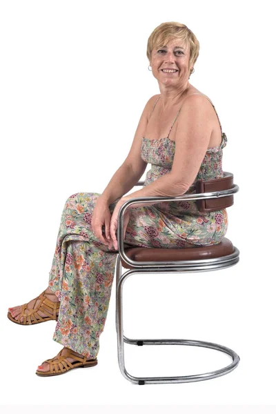 Tam Beyaz Bir Sandalyede Oturan Orta Yaşlı Kadın Portresi — Stok fotoğraf