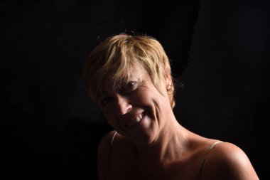 siyah bir orta yaşlı kadın portresi