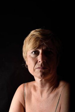 siyah bir orta yaşlı kadın portresi