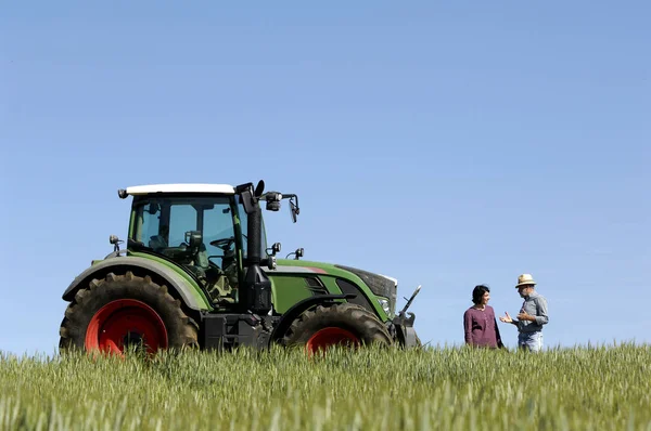 Pareja Agricultores Filamento Trigo — Foto de Stock