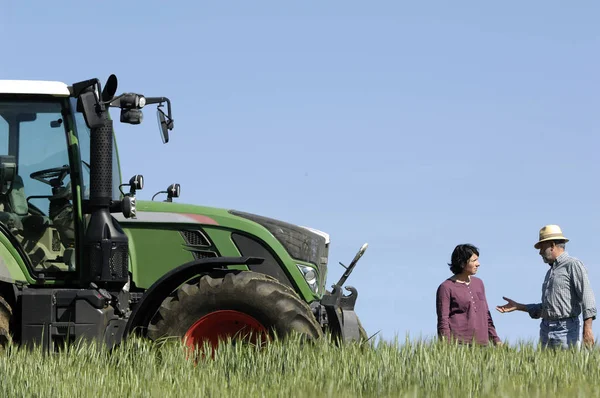 Paar Boeren Een Tarwe Fileld — Stockfoto