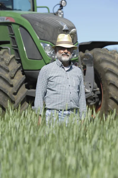 Retrato Agricultor Com Tractor Sobre Fundo — Fotografia de Stock