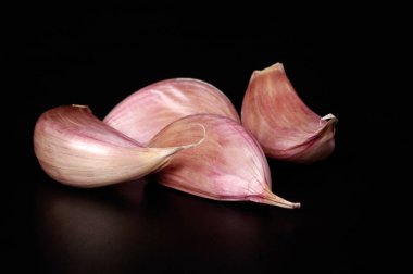 siyah üzerine izole sarımsak