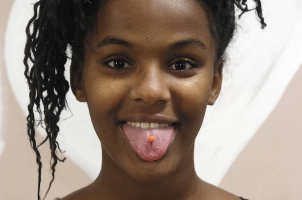Tonåring Med Tunga Piercing — Stockfoto