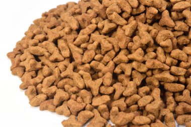 kedi maması beyaz zemin üzerine yığını