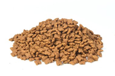 kedi maması beyaz zemin üzerine yığını