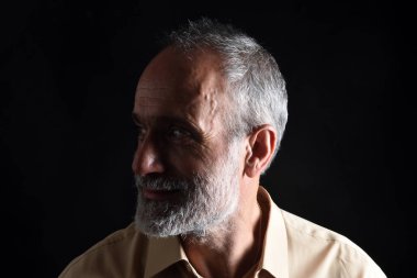 siyah orta yaşlı adam portresi