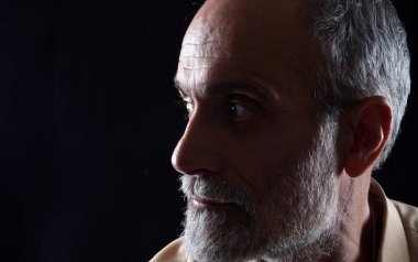 siyah orta yaşlı adam portresi