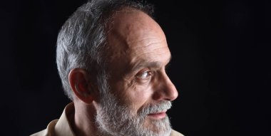 siyah orta yaşlı adam portresi