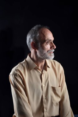 siyah orta yaşlı adam portresi