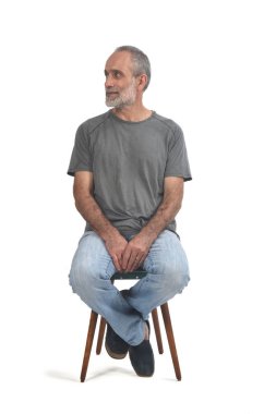 beyaz üzerinde oturan orta yaşlı adam portresi