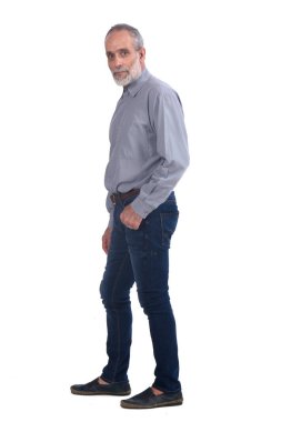 Orta yaşlı adam mavi kot pantolon ve gömlek beyaz arka plan üzerinde