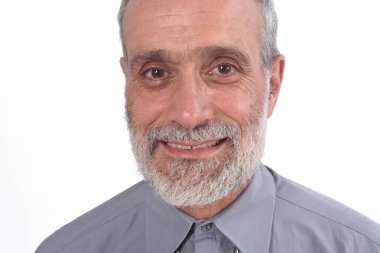 gömlek ve beyaz arka plan ile orta yaşlı bir adam portresi