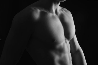 siyah arka plan üzerine bir adamın çıplak meme