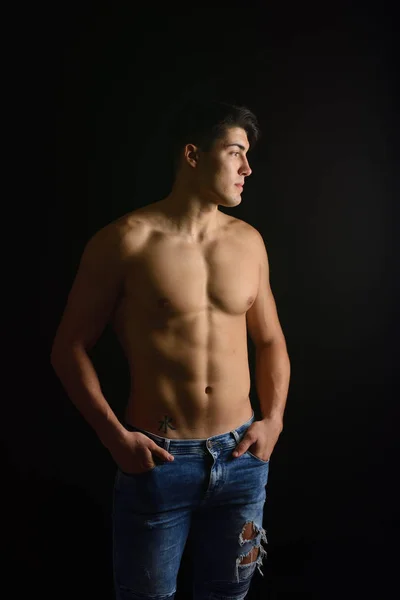 Portrait Jeune Homme Avec Torse Avec Jeans Sur Fond Noir — Photo