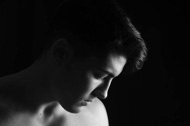 Elbisesiz bir adam portresi siyah adam