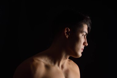 Elbisesiz bir adam portresi siyah arka plan