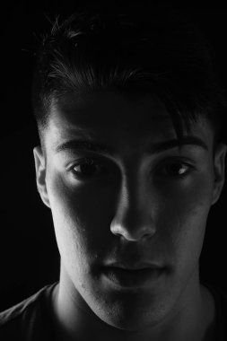 portre beyaz zemin üzerine bir genç adam, alacakaranlıkta
