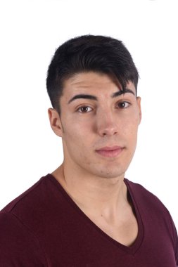 Beyaz arka planda genç bir adamın portresi