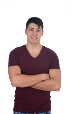 Beyaz arka planda genç bir adamın portresi