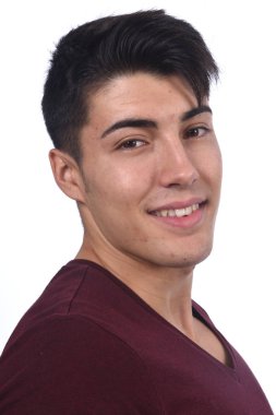 Beyaz arka planda genç bir adamın portresi