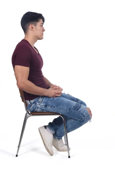Νεαρός Άνδρας Κάθεται Μια Καρέκλα Που Απομονώνονται Λευκό — Φωτογραφία Αρχείου