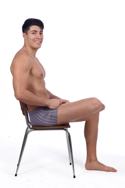 Νεαρός Άνδρας Γυμνός Και Κάθεται Μια Καρέκλα — Φωτογραφία Αρχείου
