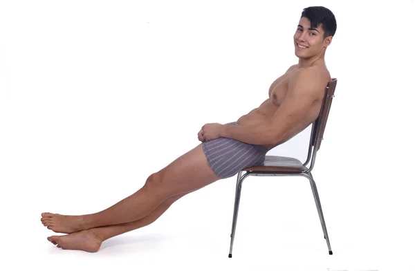 Çıplak Rahat Bir Sandalyede Oturan Genç Adam — Stok fotoğraf