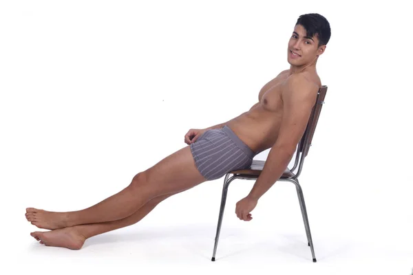 Junger Mann Nackt Und Entspannt Auf Einem Stuhl Sitzend — Stockfoto