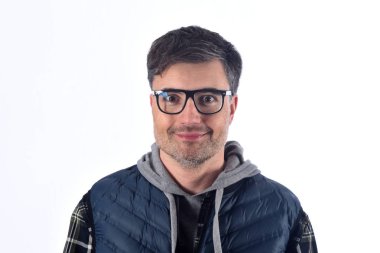 Beyaz arka plan üzerinde sempatik adam