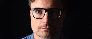 portre siyah arka plan üzerine bir adam kadar yakın