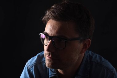 Siyah bir adam portresi