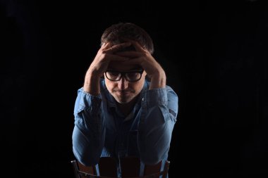 siyah bir adam thimking portresi