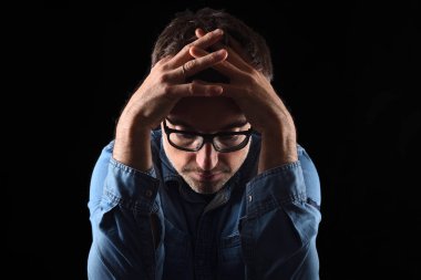 siyah bir adam thimking portresi