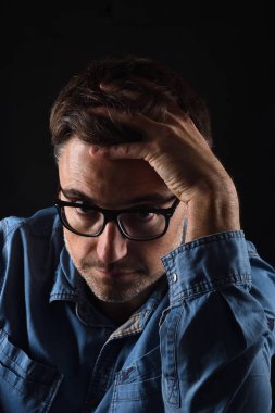 camara siyah görünümlü bir adam portresi