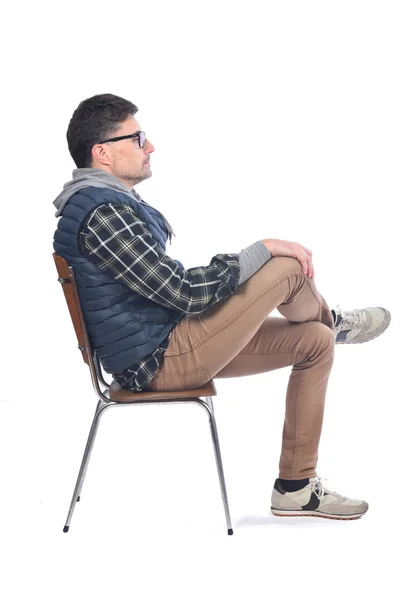 Ritratto Uomo Seduto Una Sedia Gambe Braccia Incrociate Guardando Lateralmente — Foto Stock