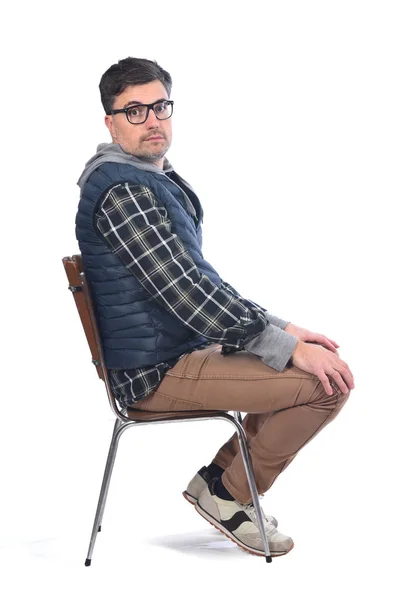 Portrét Muže Který Seděl Židli Při Pohledu Fotoaparát — Stock fotografie