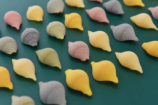 Pasta Conchiglie Fundo Verde — Fotografia de Stock