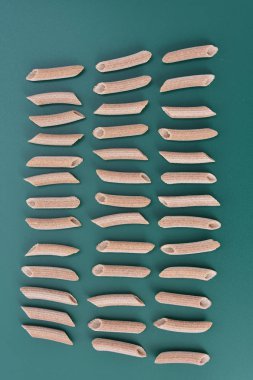 Yeşil zemin üzerine buğday makarna