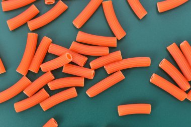 yeşil arka plana sahip kırmızı makarna (domates)