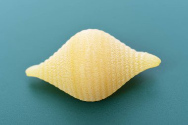 Makarna conchiglie yeşil zemin üzerine