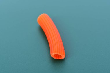 Yeşil üzerine kırmızı makarna. 