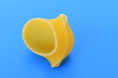Makarna lumaconi mavi zemin üzerine