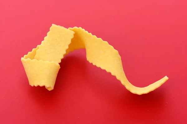 Tagliatelle Com Fundo Vermelho — Fotografia de Stock