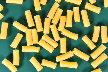 yeşil arka plan ile makarna