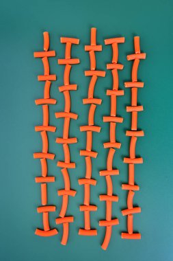 yeşil arka plana sahip kırmızı makarna