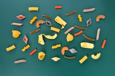 yeşil arka plan ile makarna topluluğu