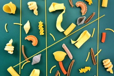 yeşil arka plan ile makarna topluluğu