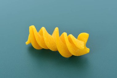 Makarna düdük yeşil zemin üzerine