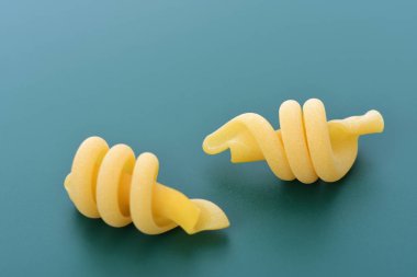 yeşil arka plana sahip trottole